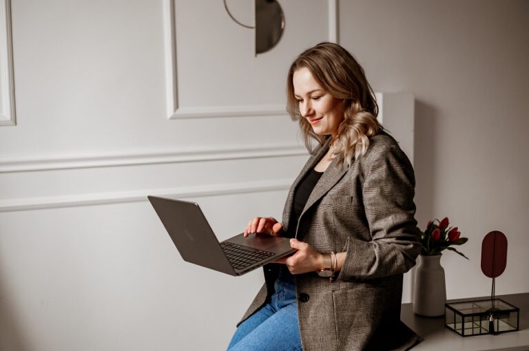 SESJE WIZERUNKOWE – ZDJĘCIA, KTÓRE PRACUJĄ NA TWÓJ WIZERUNEK